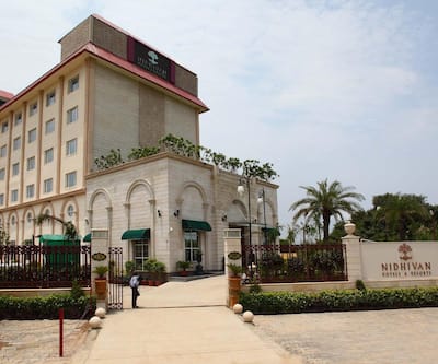 https://imgcld.yatra.com/ytimages/image/upload/t_hotel_yatra_city_desktop/v1432010402/Domestic Hotels/Hotel_Vridavan/Nidhivan Sarovar Portico/Overview.jpg